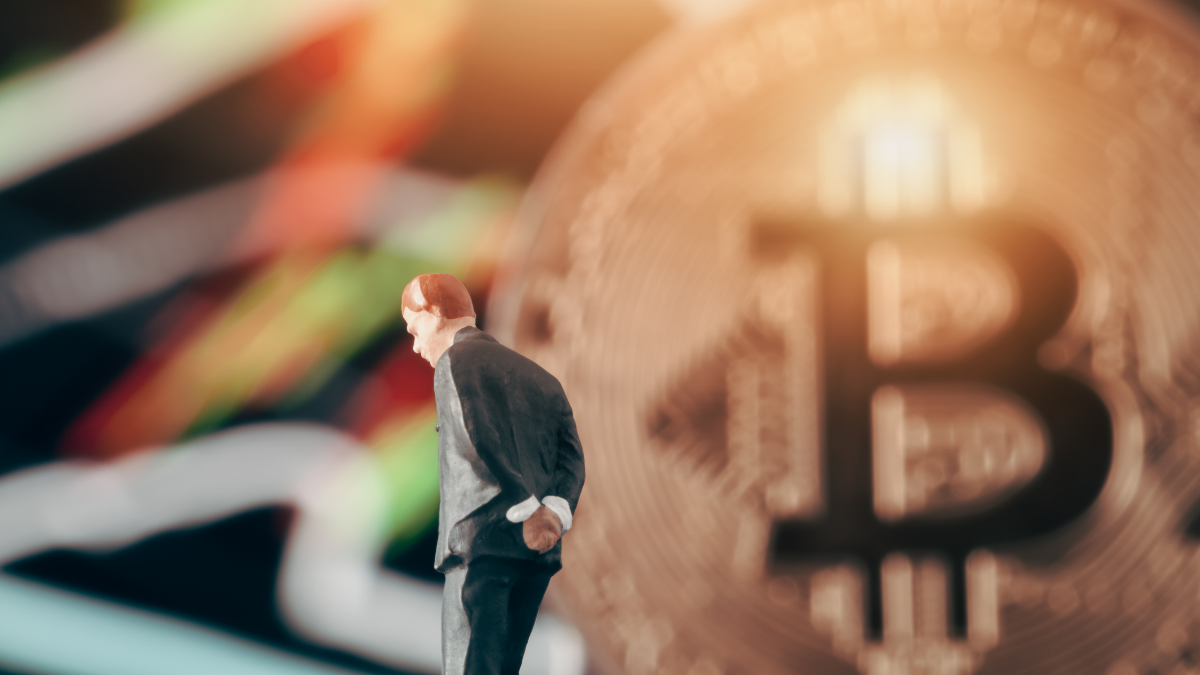 Investidor pensando sobre mercado de criptomoedas e a queda do bitcoin (BTC).