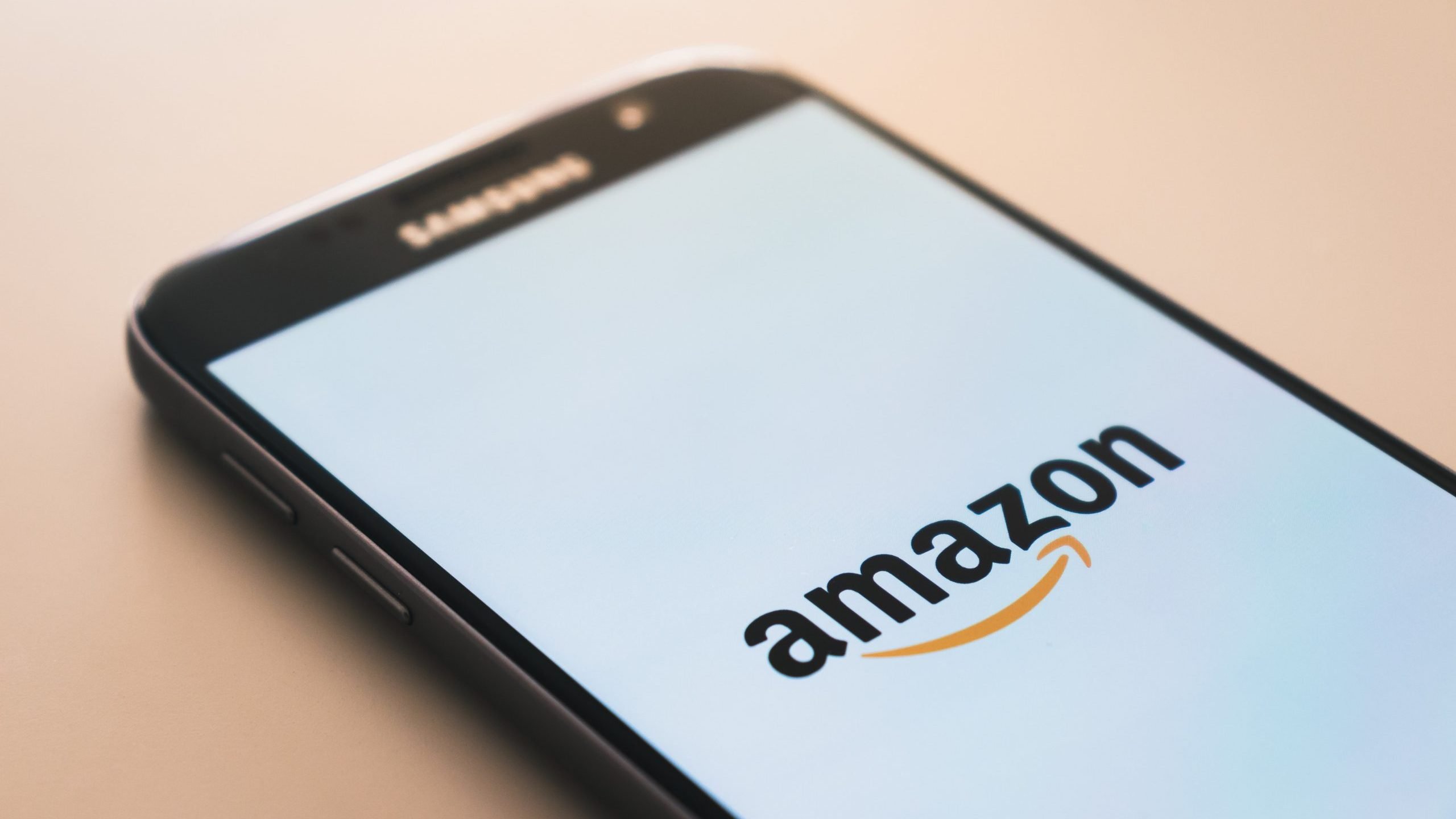 Tela de celular mostra logotipo da Amazon