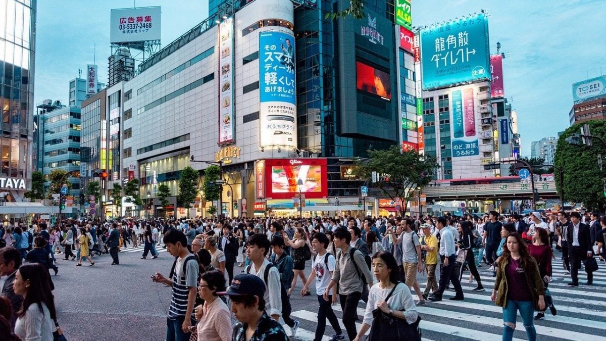 Pessoas caminhando pelas ruas de Tóquio, no Japão