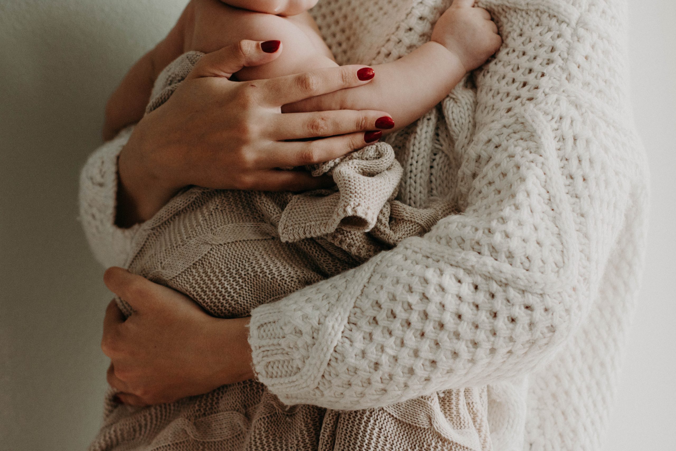 Mulher abraçado um bebê | Dia das Mães, investimentos