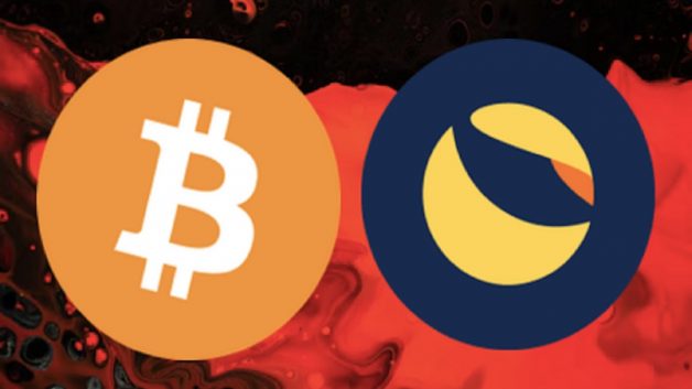 Dois símbolos, os das criptomoedas Bitcoin e Terra, um aolado do outro em um fundo magmático