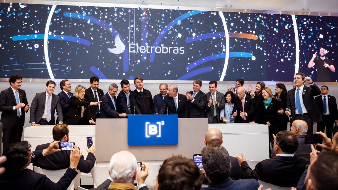Presidente Jair Bolsonaro e demais autoridades presentes no toque de campainha da Eletrobras na B3