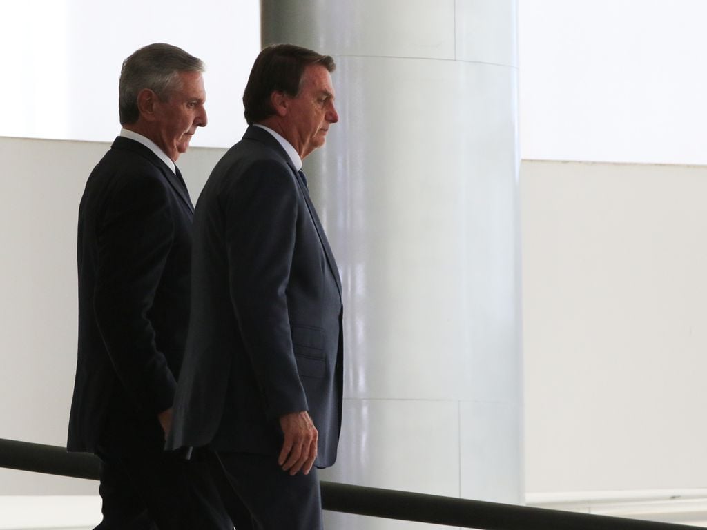 O senador Fernando Collor caminha ao lado do presidente sair Bolsonaro