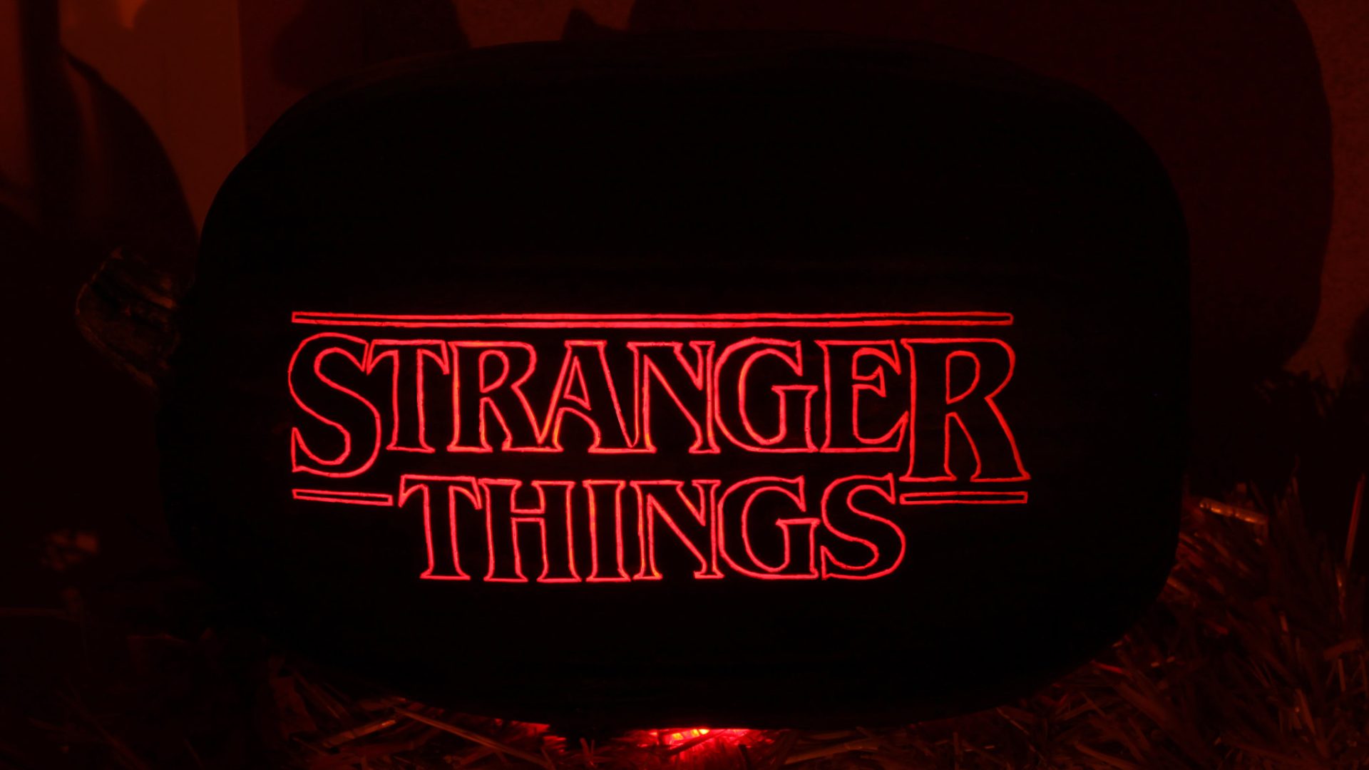 Logo vermelho com fundo preto da série da Netflix Stranger Things
