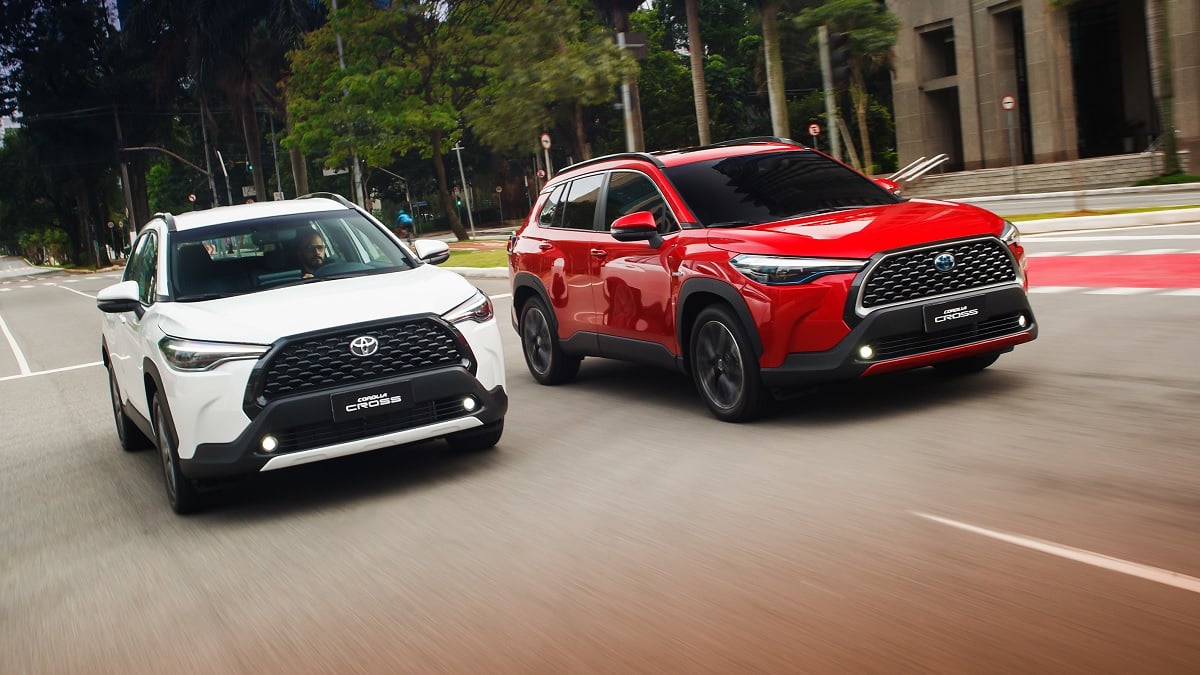 Toyota Corolla Cross flex (branco) e híbrido (vermelho): vendas em alta, com ótima aceitação ao eletrificado, que se diferencia pelo logo da marca em azul