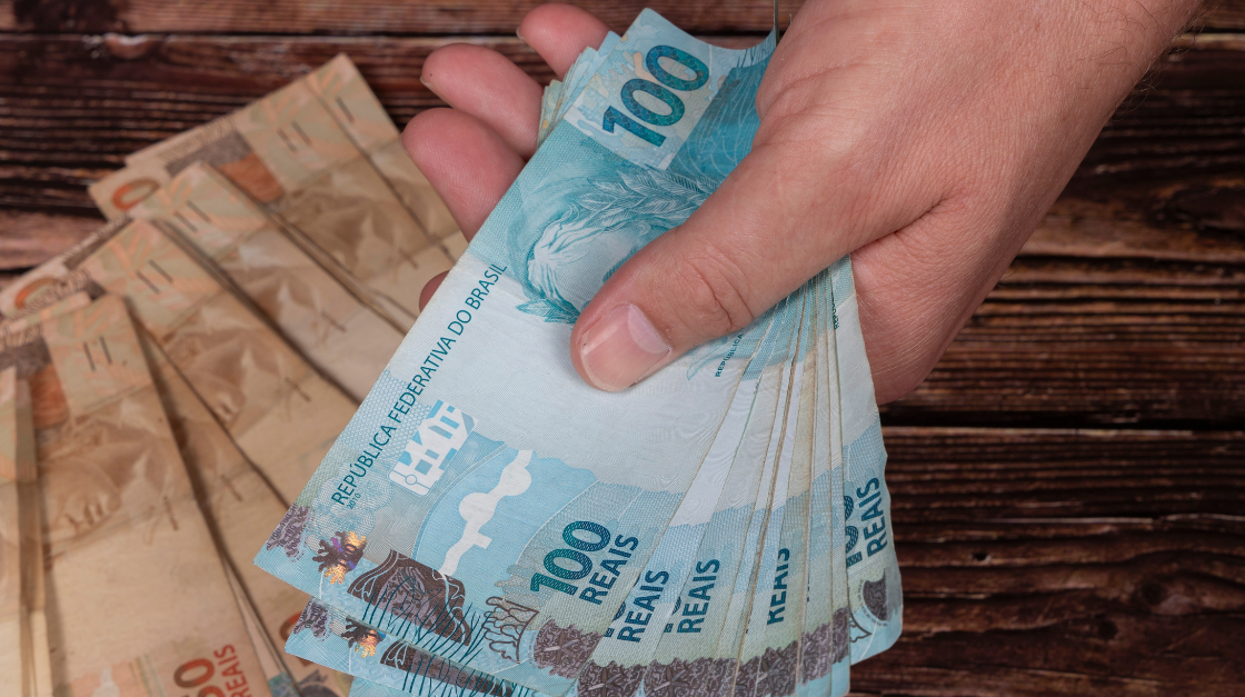Pagamento com notas de 50 e 100 reais - imposto