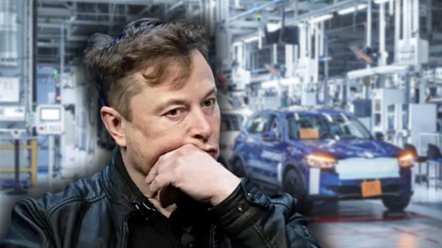 Elon Musk preocupado. Ao fundo, a Tesla