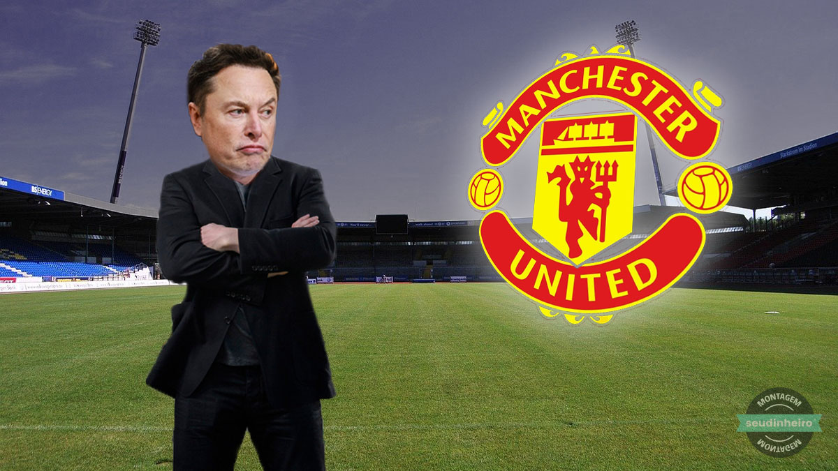 Elon Musk olhando estranho para símbolo do Manchester United no campo de futebol