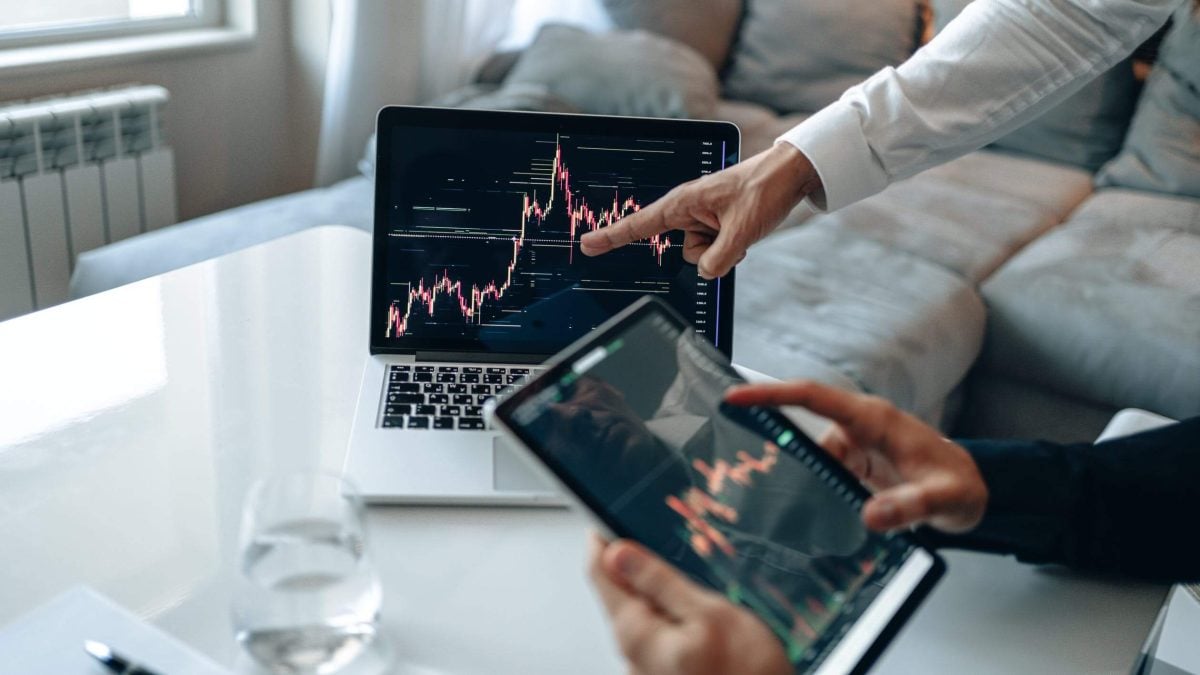 Gráficos da bolsa em tela de computador e de tablet