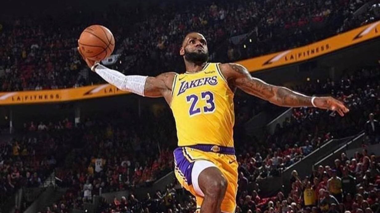 LeBron James renova com o Los Angeles Lakers e torna-se o atleta