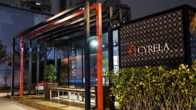 Estande de vendas da Cyrela (CYRE3), empresa com ações listadas na B3 e que paga dividendos