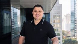 Trader que ficou milionário antes dos 30 lança ferramenta que copia suas operações