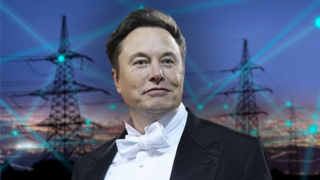 Elon Musk em frente a usina elétrica