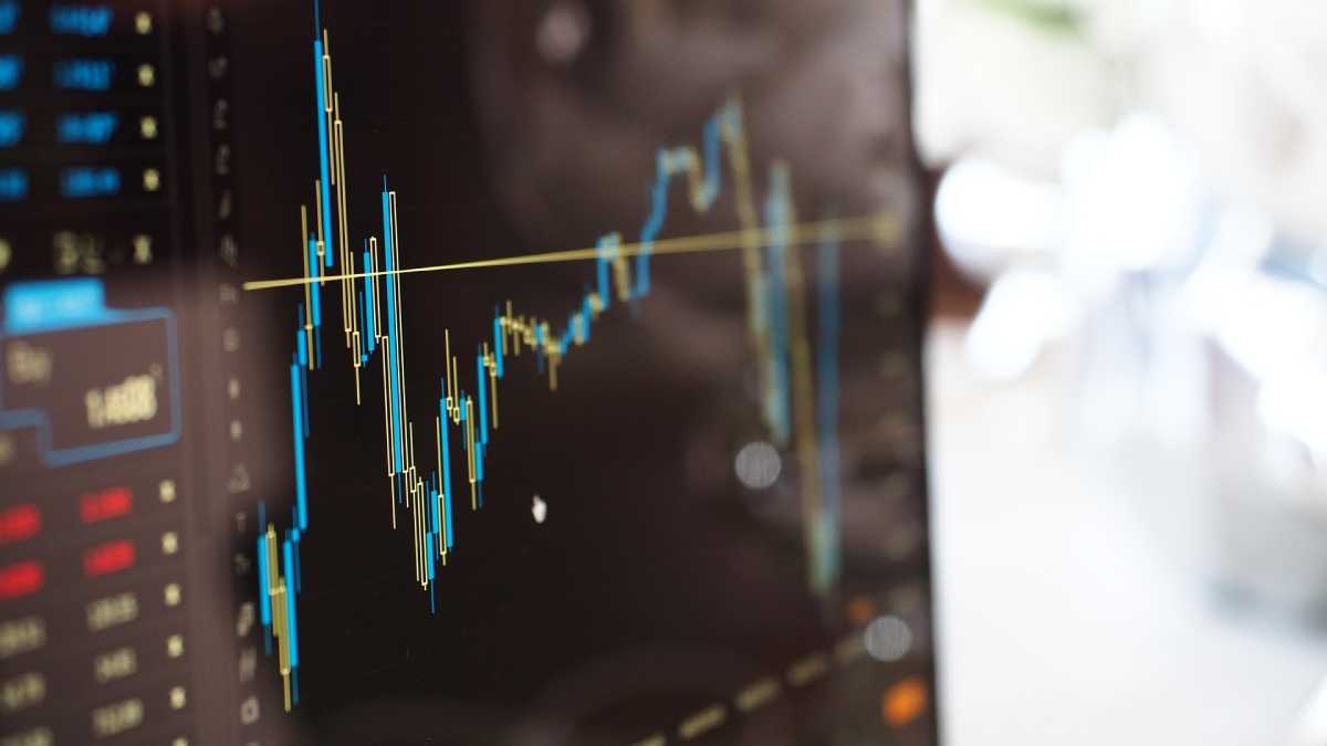Tela mostra gráfico de ativo em terminal home broker