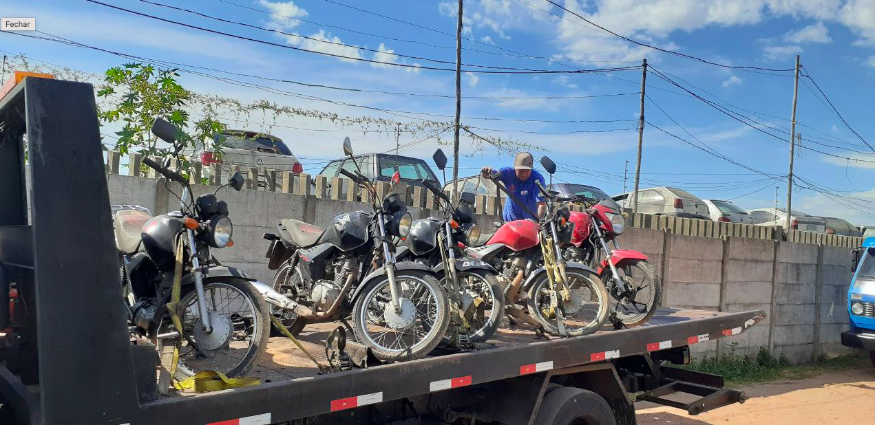 Imagem mostra várias motos sendo compradas com desconto