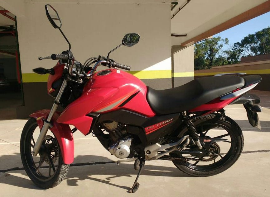 Imagem mostra uma Honda Titan 2017 vermelha