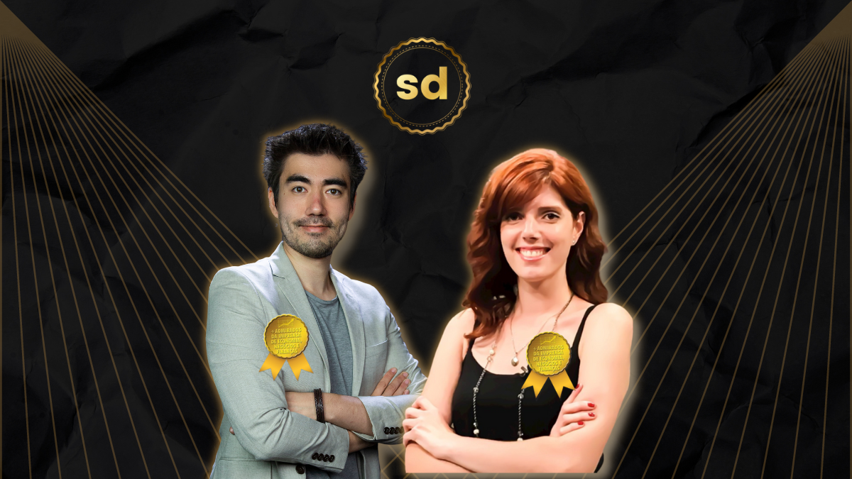 Victor Aguiar (à direita) e Flavia Alemi (à esquerda), jornalistas do Seu Dinheiro vencedores do prêmio +Admirados da Imprensa de Economia, Negócios e Finanças