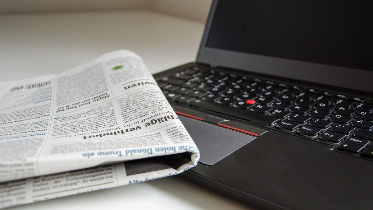 Jornal sobre notebook