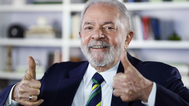 Fotografia do presidente Lula sorrindo com os polegares para cima