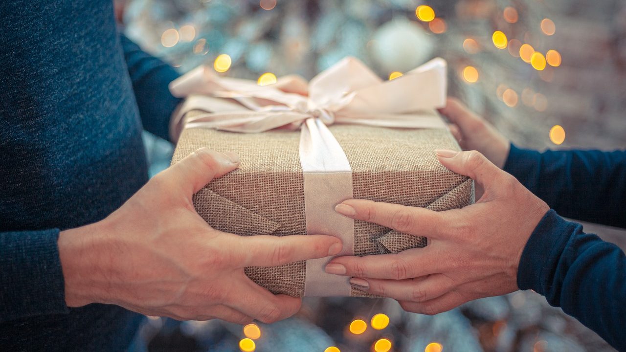 O que dá para comprar com até R$ 100 para o Natal? Confira a lista de  presentes de fim de ano - Seu Dinheiro