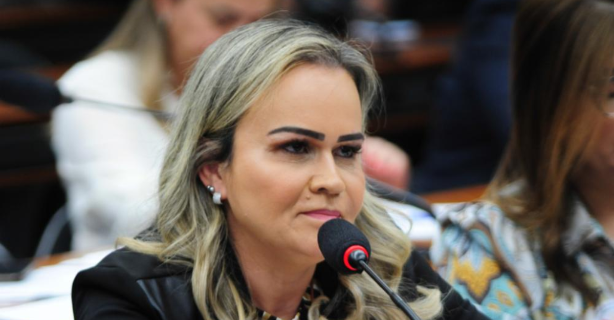 A ministra do Turismo, Daniela Carneiro (União Brasil), é responsável pela primeira grande crise do novo governo