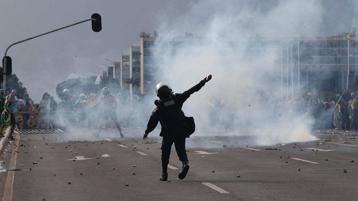 Manifestantes bolsonaristas invadem o Congresso e depredam as instalações da Câmara e do Senado, em ato terrorista que tenta golpe de Estado