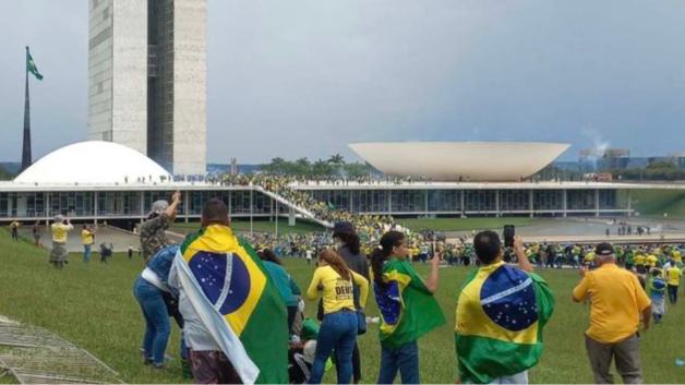 Manifestantes bolsonaristas radicais praticam quebra quebra na sede do governo