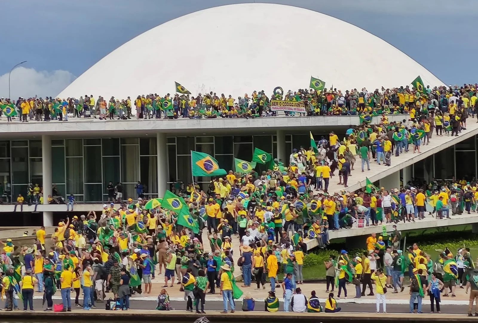 apoiadores-do-ex-presidente-jair-bolsonaro-patriotas-invadem-a-rampa-do-palacio-planalto-e-Congresso-Nacional-para-protestar-contra-o-resultado-das-urnas-1
