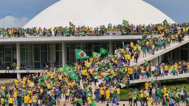 apoiadores-do-ex-presidente-jair-bolsonaro-patriotas-invadem-a-rampa-do-palacio-planalto-e-Congresso-Nacional-para-protestar-contra-o-resultado-das-urnas-1