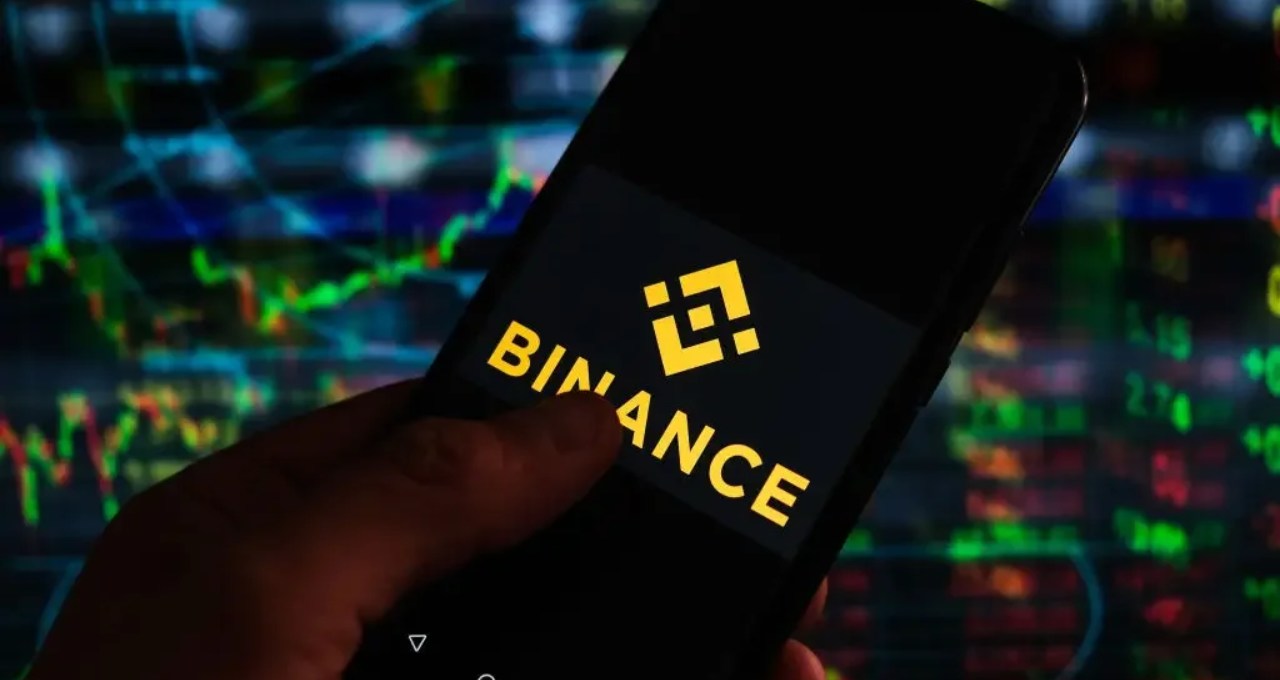 Celular com logo da Binance, exchange de criptomoedas como o bitcoin