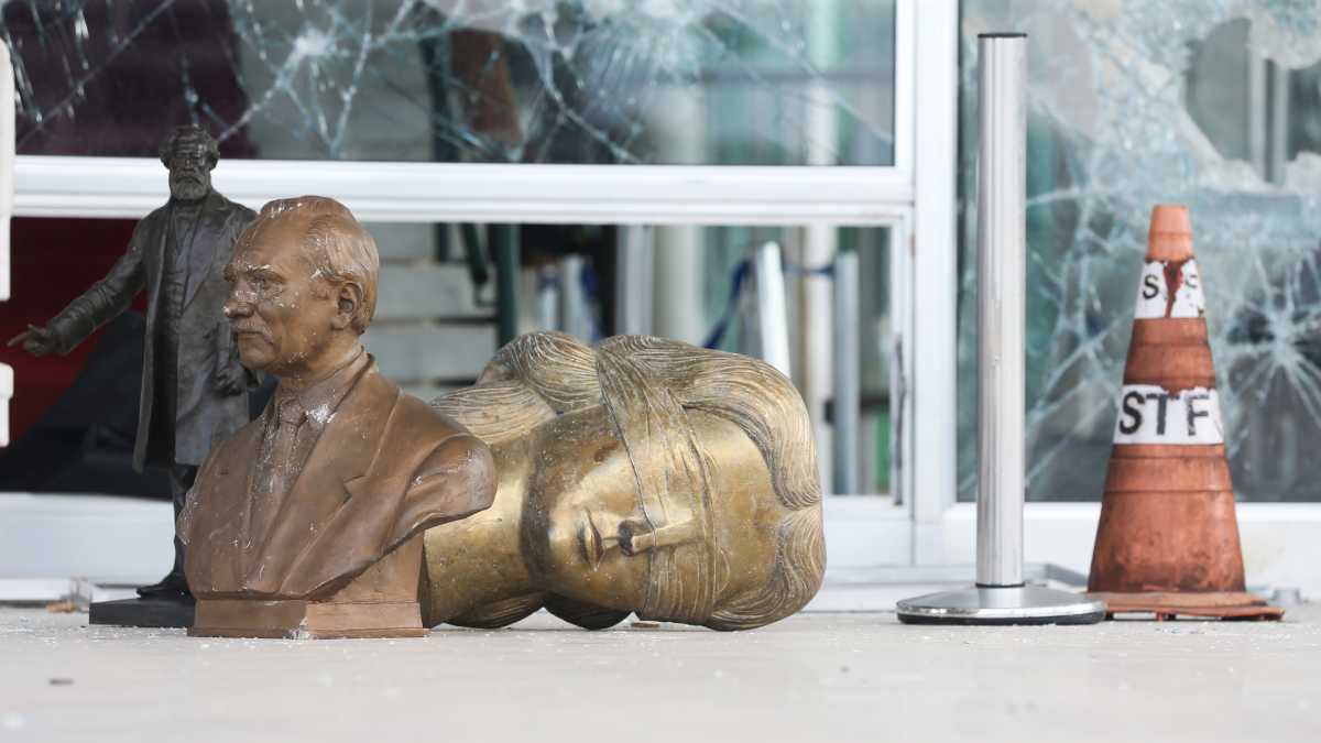 Foto mostra estátuas do palácio do STF jogadas no chão após manifestações golpistas.