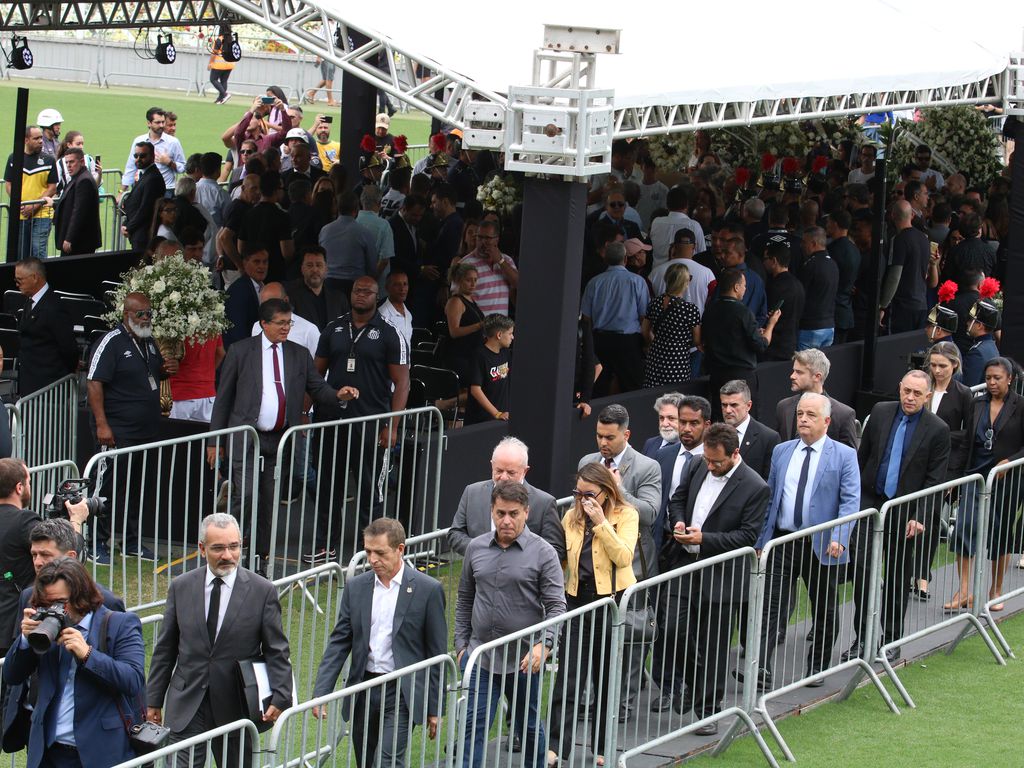 O presidente da República, Luiz Inácio Lula da Silva, participa do velório do jogador de futebol Edson Arantes do Nascimento, o Pelé, no Estádio Urbano Caldeira, em Santos.
