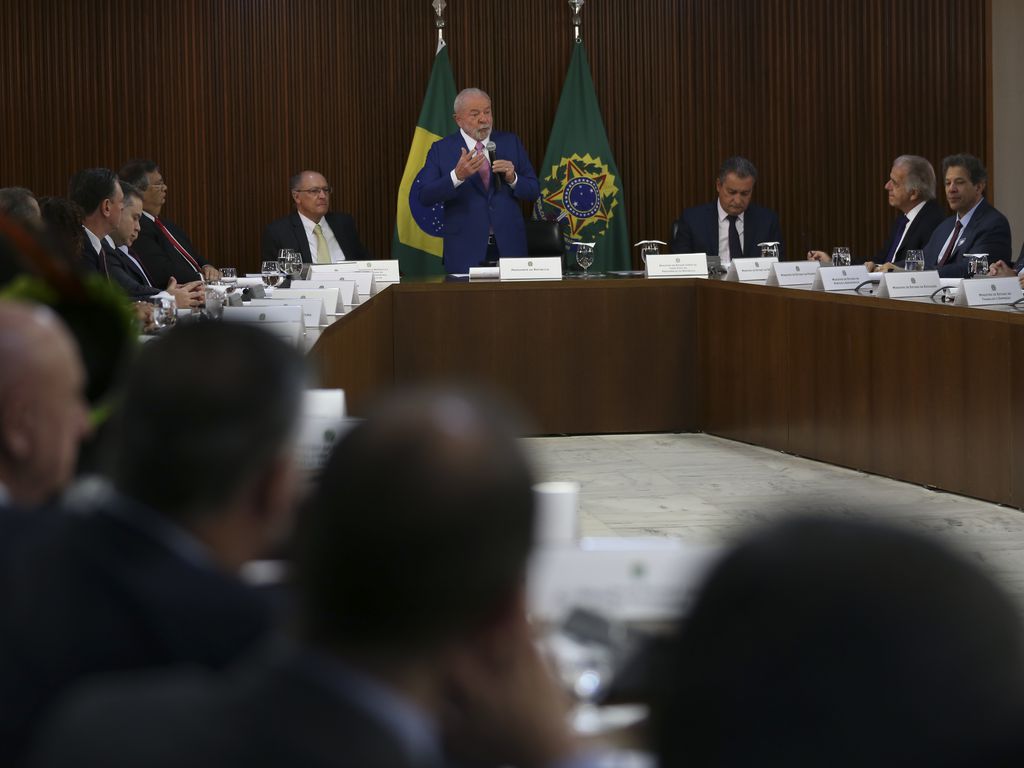 O presidente Luiz Inácio Lula da Silva coordena a primeira reunião ministerial de seu governo, no Palácio do Planalto