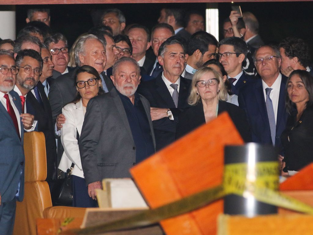 O presidente Luiz Inácio Lula da Silva, governadores e autoridades, cruzam a Praça dos Três Poderes, para visitar as instalações da sede do Supremo Tribunal Federal (STF)