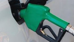 Petrobras reduz em 5,6% preços da gasolina para distribuidoras a partir da terça-feira (3)