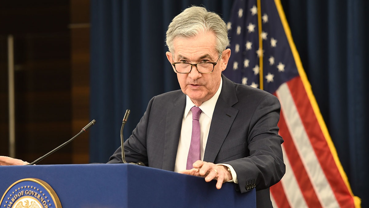 Jerome Powell, presidente do Federal Reserve (Fed, o banco central dos EUA), fala num púlpito com a bandeira americana ao fundo diário de bordo