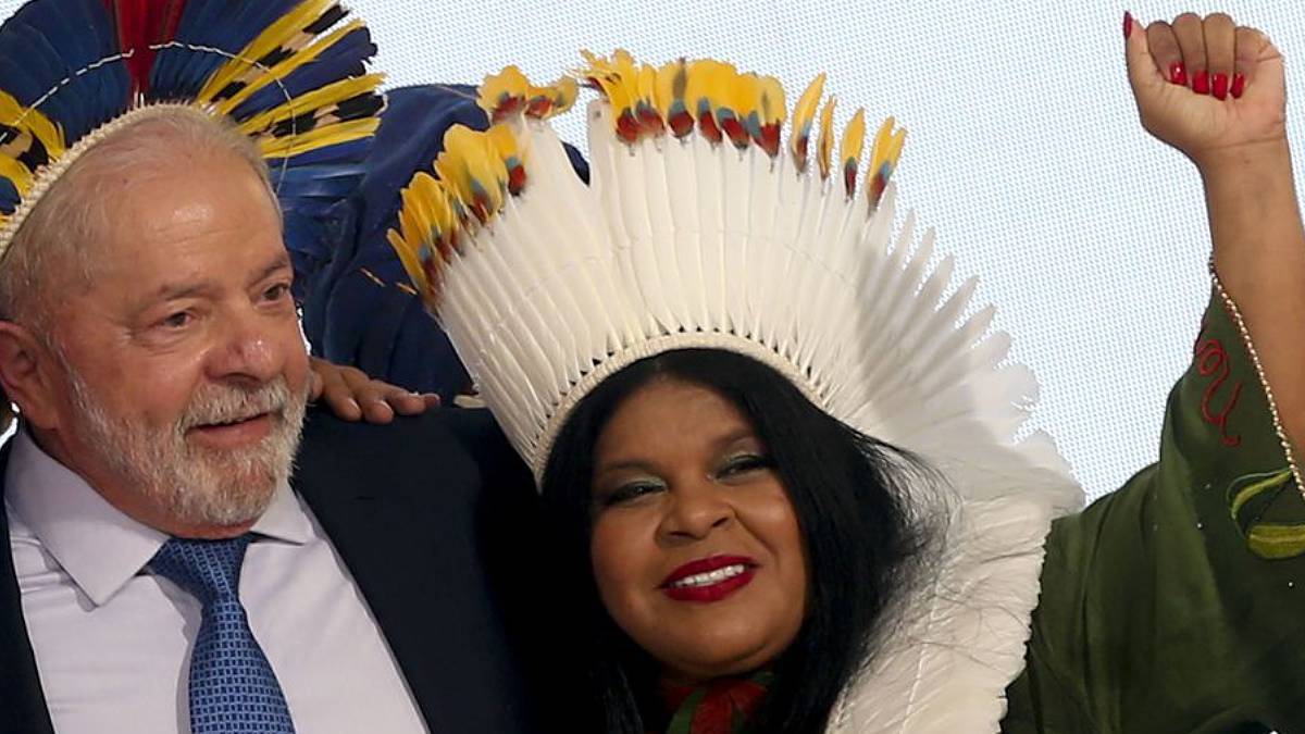 O presidente Luiz Inácio Lula da Silva, participa da cerimônia de posse da ministra dos Povos Indígenas, Sonia Guajajara