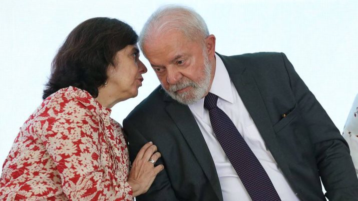 Presidente da República, Luiz Inácio Lula da Silva, e a ministra da Saúde, Nísia Trindade, durante solenidade que anunciou a retomada do programa Mais Médicos para o Brasil