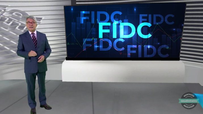 Montagem com imagem do jornalista Sérgio Chapelin apresentando o Globo Repórter com a sigla FIDC em destaque no telão