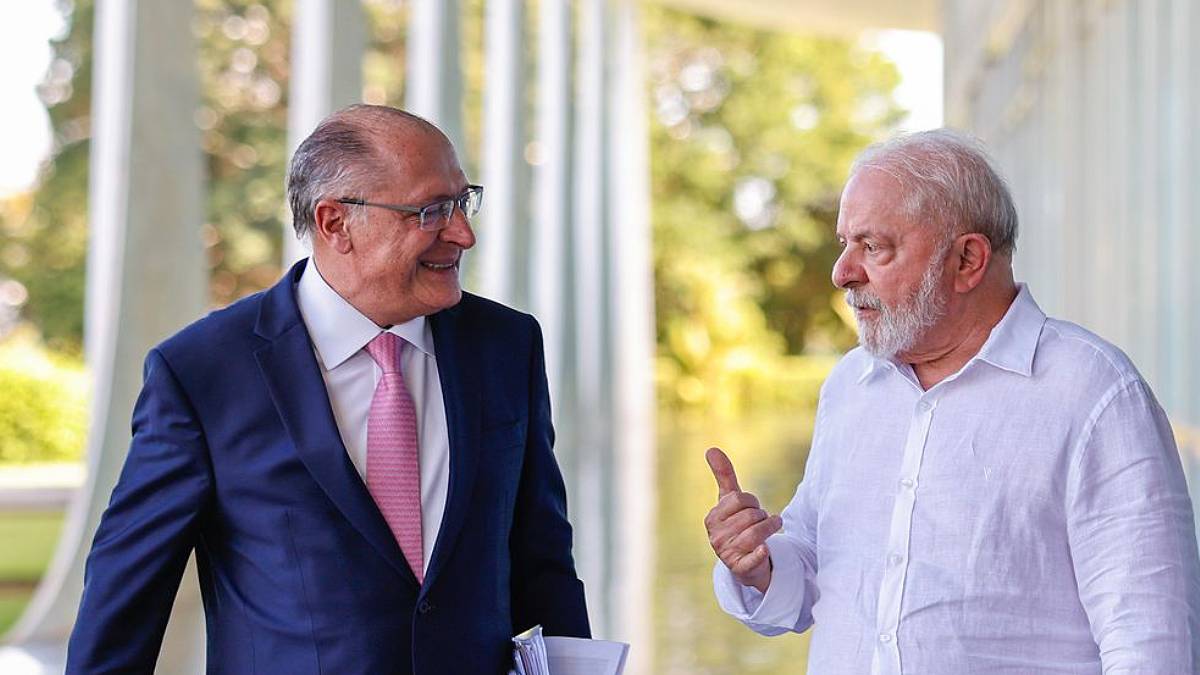 Presidente da República, Luiz Inácio Lula da Silva (d), durante encontro com Ministro do Desenvolvimento, Indústria, Comércio e Serviços, Vice-Presidente da República Geraldo Alckmin (e), durante encontro no Palácio da Alvorada