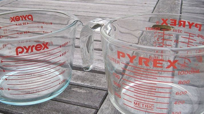 Potes de vidro com a marca Pyrex escrito em vermelho