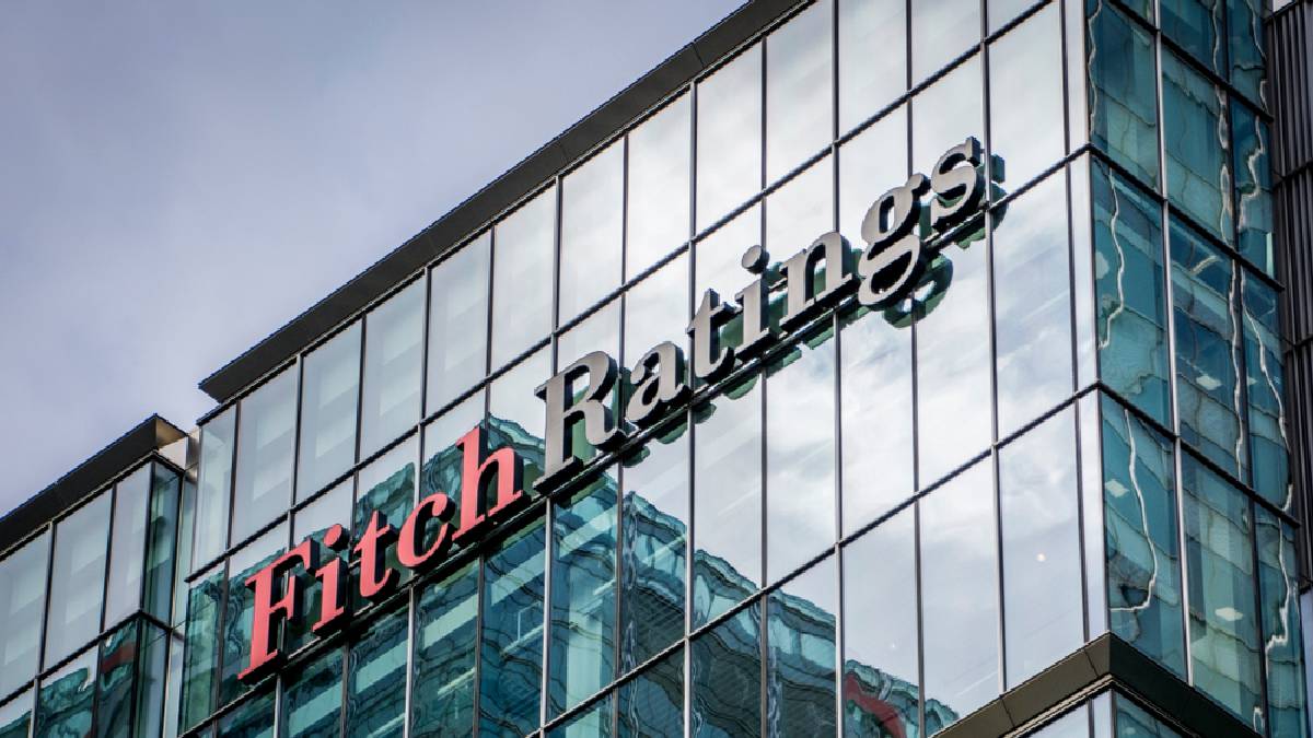 Prédio espelhado com logo da agência de classificação de riscos Fitch Ratings