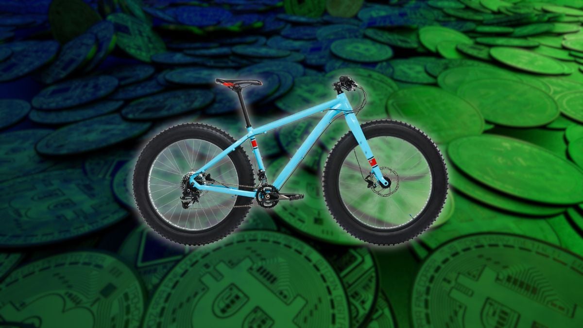 Sinal em forma de diamante com uma bicicleta alertando os