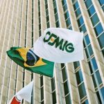 Bandeiras da Cemig, do Brasil e de Minas Gerais tremulando na frente do prédio sede da Cemig