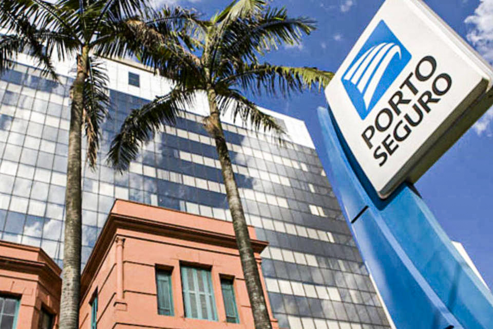 Prédio sede da Porto Seguro (PSSA3) com placa com o logo da empresa na frente