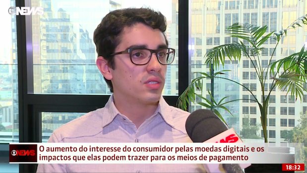 Vinícius Bazan é referência na imprensa brasileira quando o assunto é o mercado de ativos digitais. Na foto, o analista fala à GloboNews.