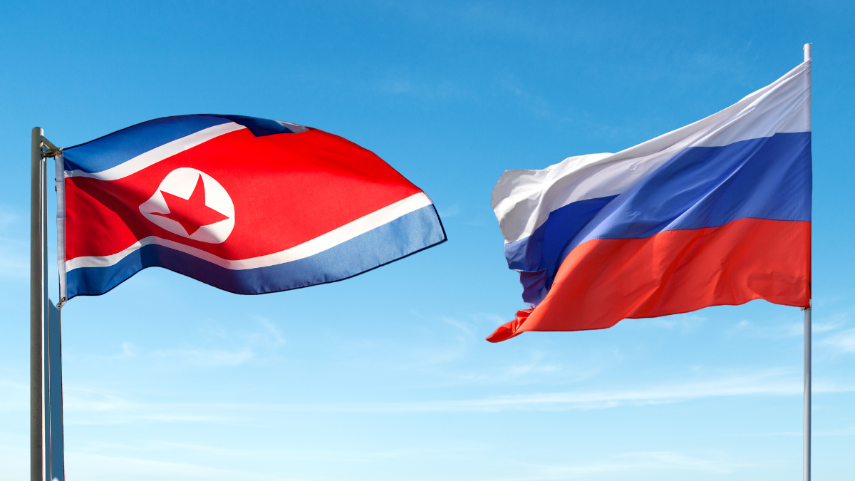 Bandeira da Coreia do Norte e da Rússia com ceú azul ao fundo
