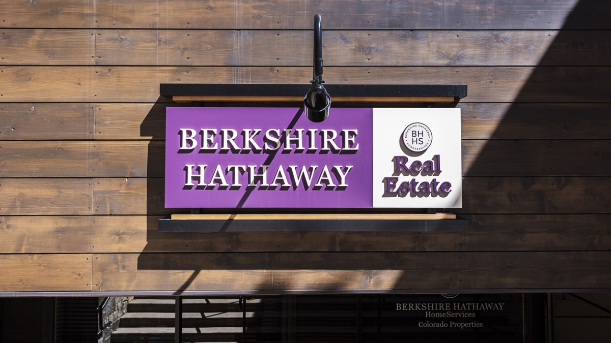 Placa da Berkshire Hathaway, holding de investimentos de Warren Buffett