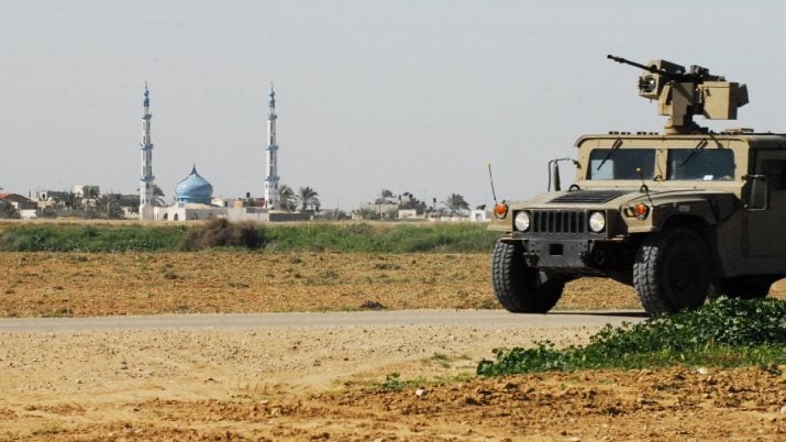 Tanque em uma estrada na fronteira da Faixa de Gaza