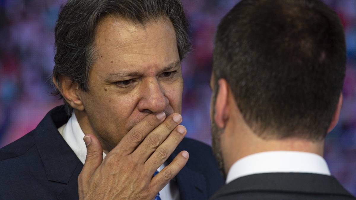 O ministro da Fazenda, Fernando Haddad, conversa com o governador do Rio Grande do Sul, Eduardo Leite, durante cerimônia de instalação do Conselho da Federação, no Palácio do Planalto.